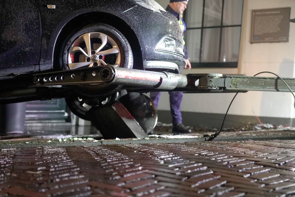 Automobilist raakt in een slip en belandt op betonnen paal