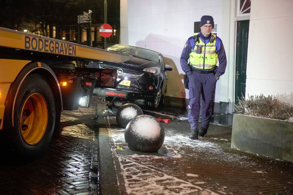 Automobilist raakt in een slip en belandt op betonnen paal