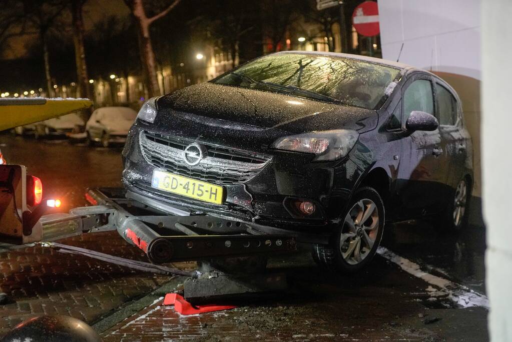 Automobilist raakt in een slip en belandt op betonnen paal