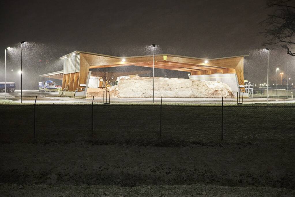 Gladde wegen door sneeuw knooppunt Eemnes