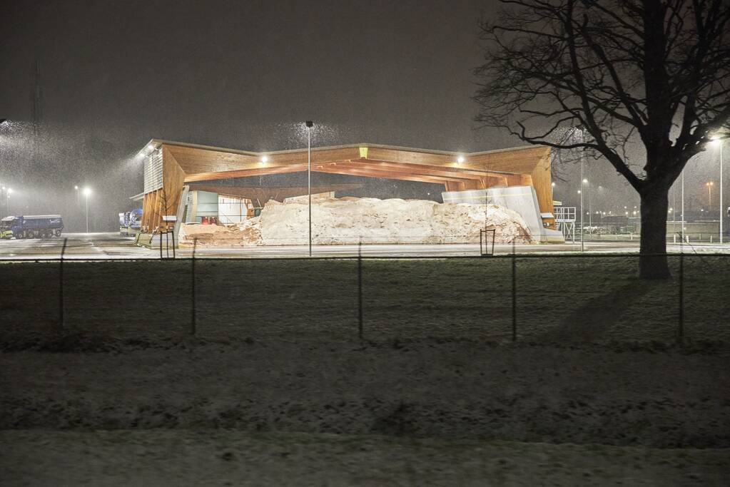 Gladde wegen door sneeuw knooppunt Eemnes