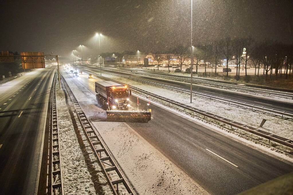Gladde wegen door sneeuw knooppunt Eemnes