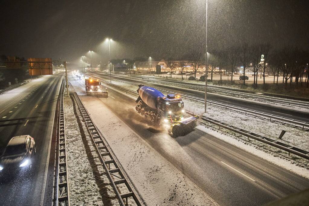 Gladde wegen door sneeuw knooppunt Eemnes