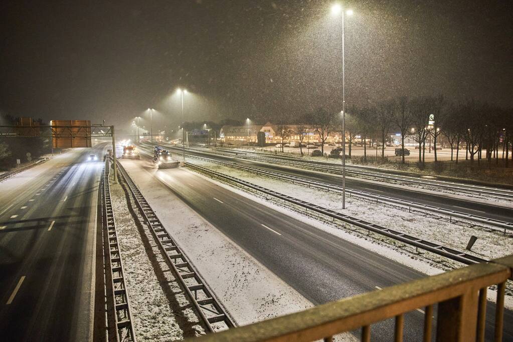 Gladde wegen door sneeuw knooppunt Eemnes
