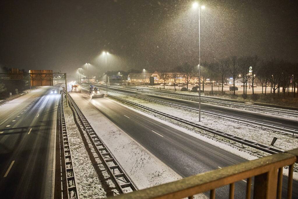 Gladde wegen door sneeuw knooppunt Eemnes