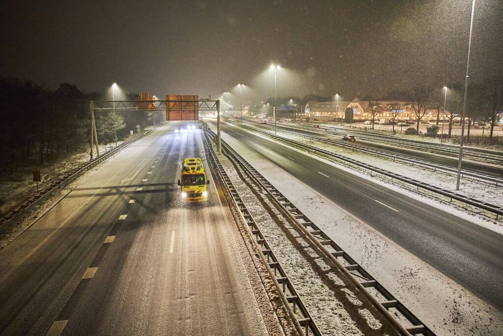 Gladde wegen door sneeuw knooppunt Eemnes