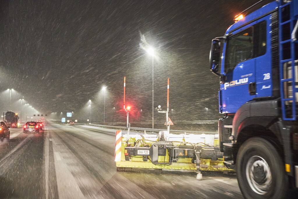 Gladde wegen door sneeuw knooppunt Eemnes
