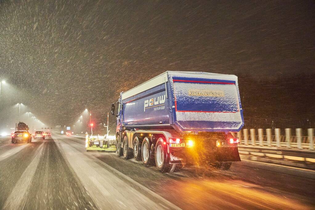 Gladde wegen door sneeuw knooppunt Eemnes