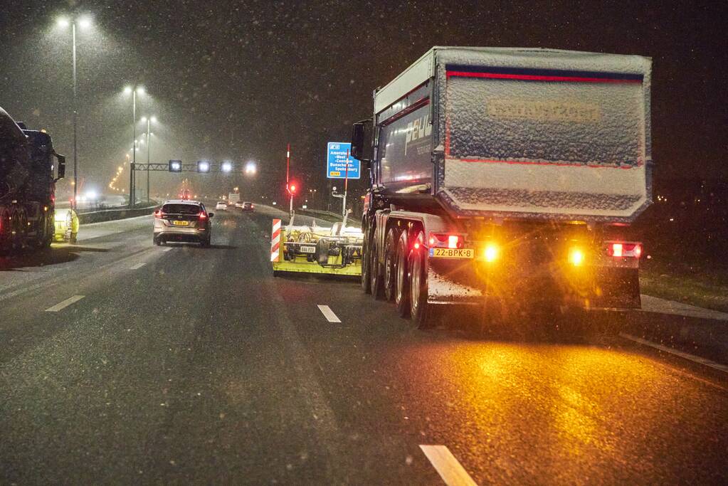 Gladde wegen door sneeuw knooppunt Eemnes