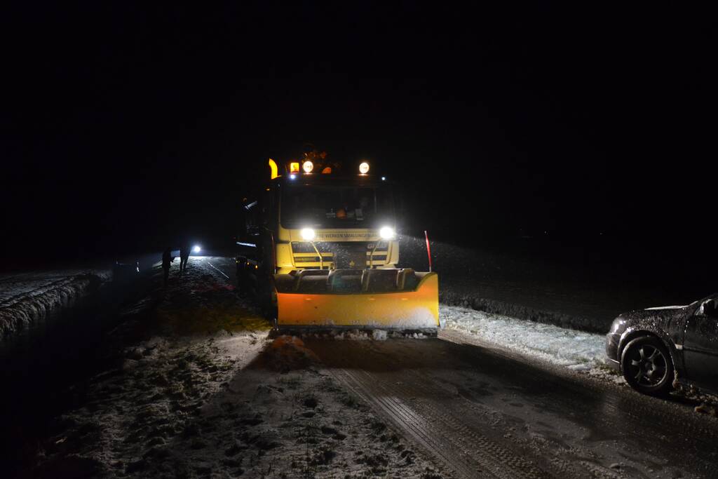 Auto glijdt van de weg en belandt op de kop in sloot