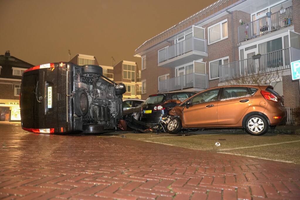 Busje knalt op auto en eindigt op zijkant