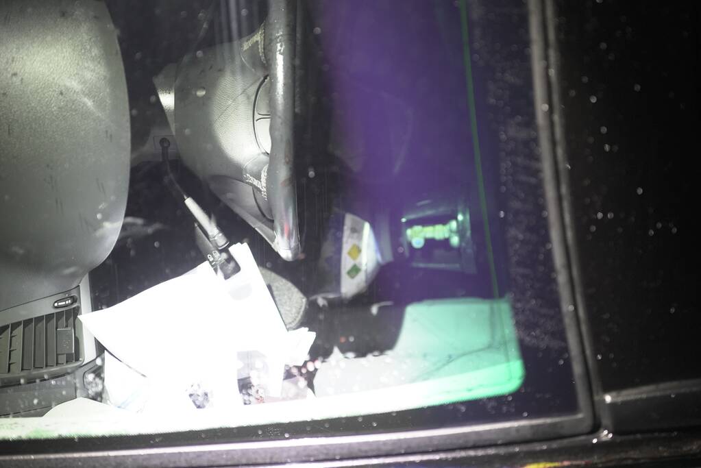 Busje knalt op auto en eindigt op zijkant