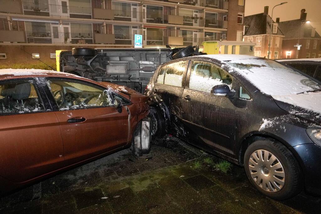 Busje knalt op auto en eindigt op zijkant