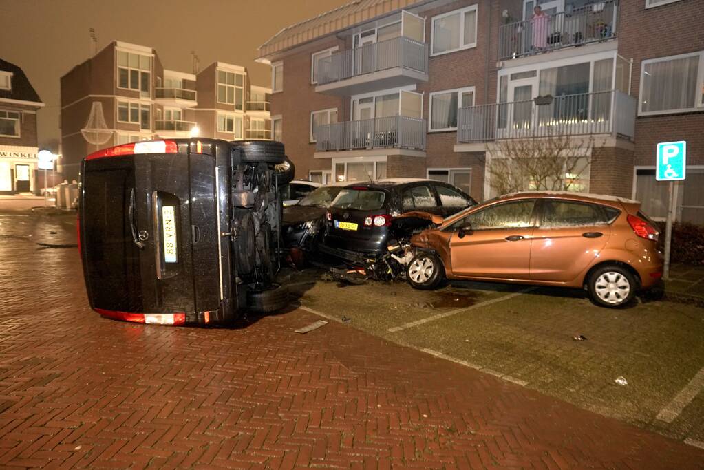 Busje knalt op auto en eindigt op zijkant