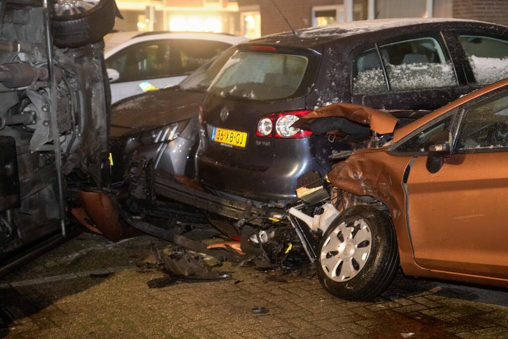 Busje knalt op auto en eindigt op zijkant