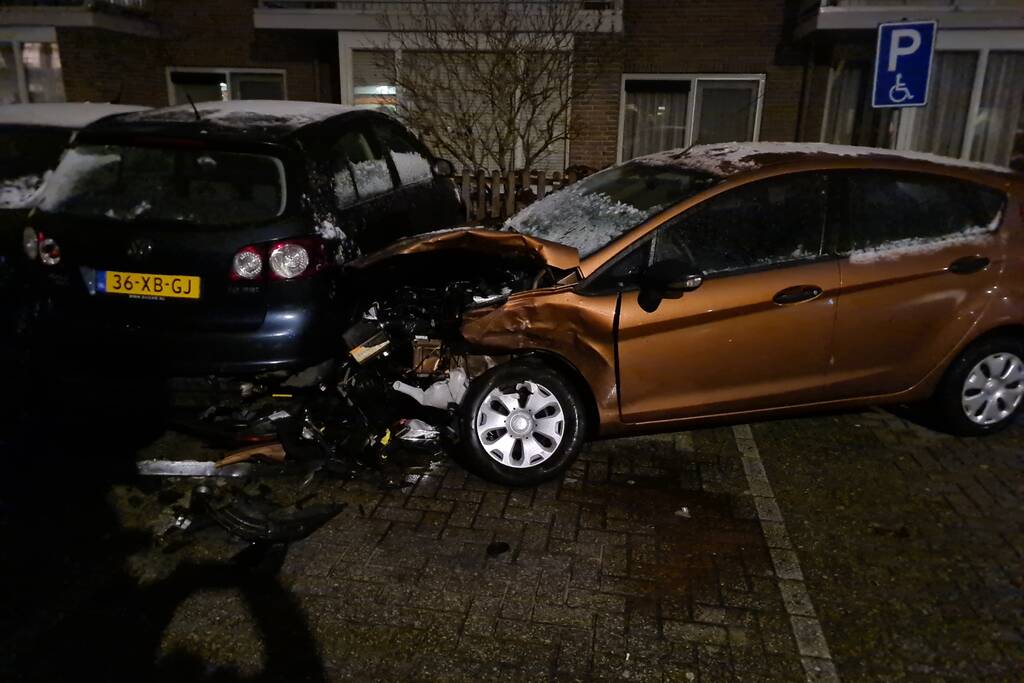 Busje knalt op auto en eindigt op zijkant