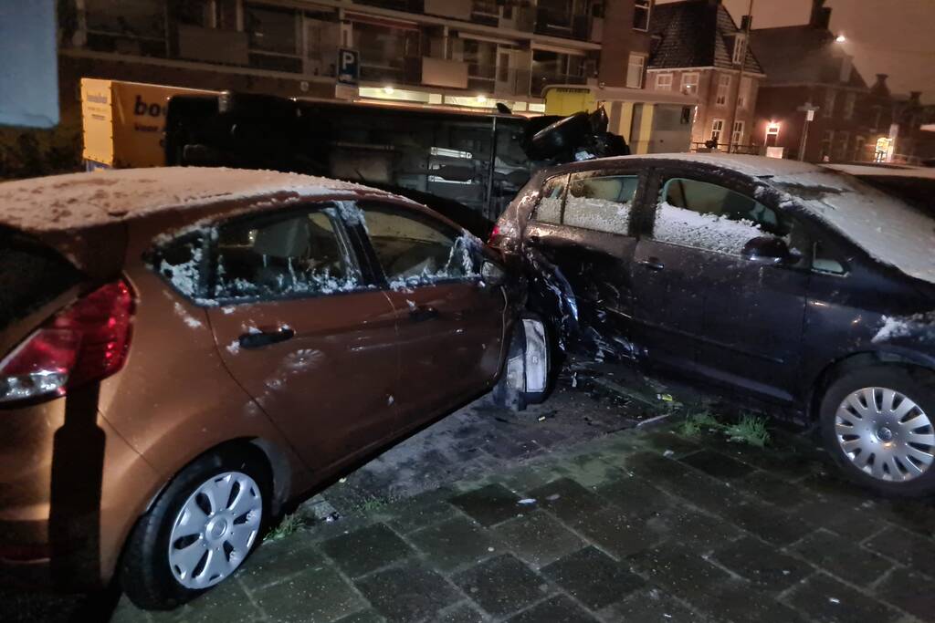 Busje knalt op auto en eindigt op zijkant