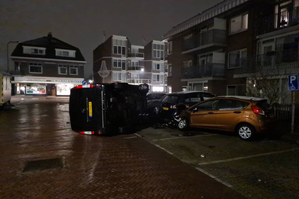 Busje knalt op auto en eindigt op zijkant