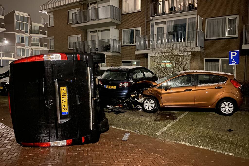 Busje knalt op auto en eindigt op zijkant