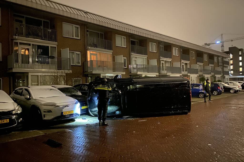 Busje knalt op auto en eindigt op zijkant