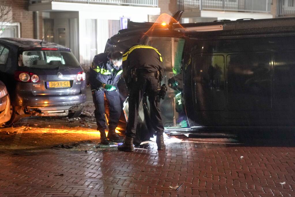 Busje knalt op auto en eindigt op zijkant