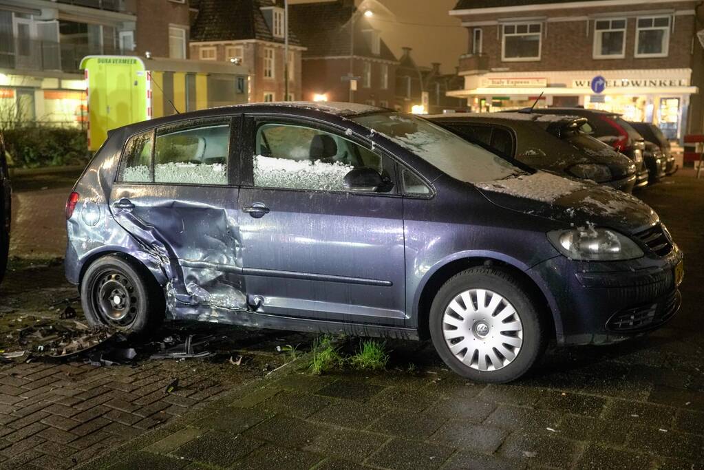 Busje knalt op auto en eindigt op zijkant