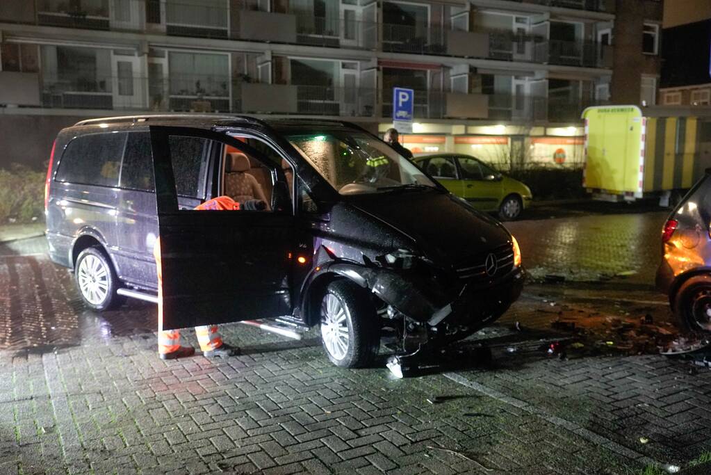Busje knalt op auto en eindigt op zijkant