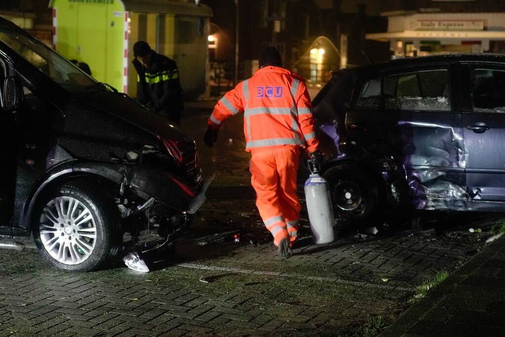 Busje knalt op auto en eindigt op zijkant