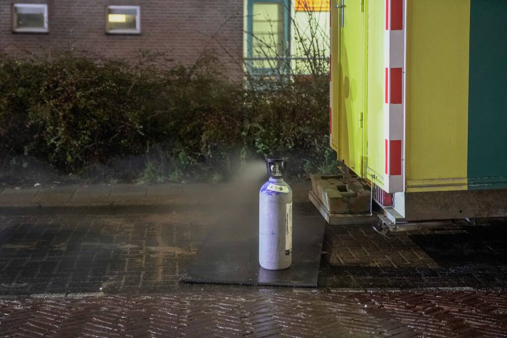 Busje knalt op auto en eindigt op zijkant