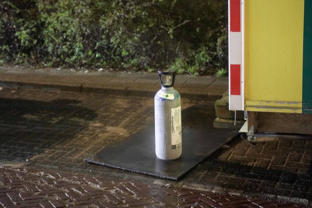 Busje knalt op auto en eindigt op zijkant