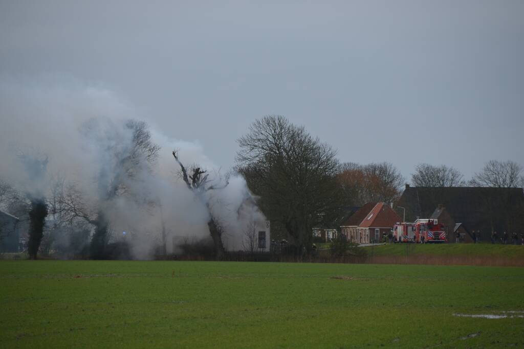 Veel rook bij dakbrand in een voormalige boerderij