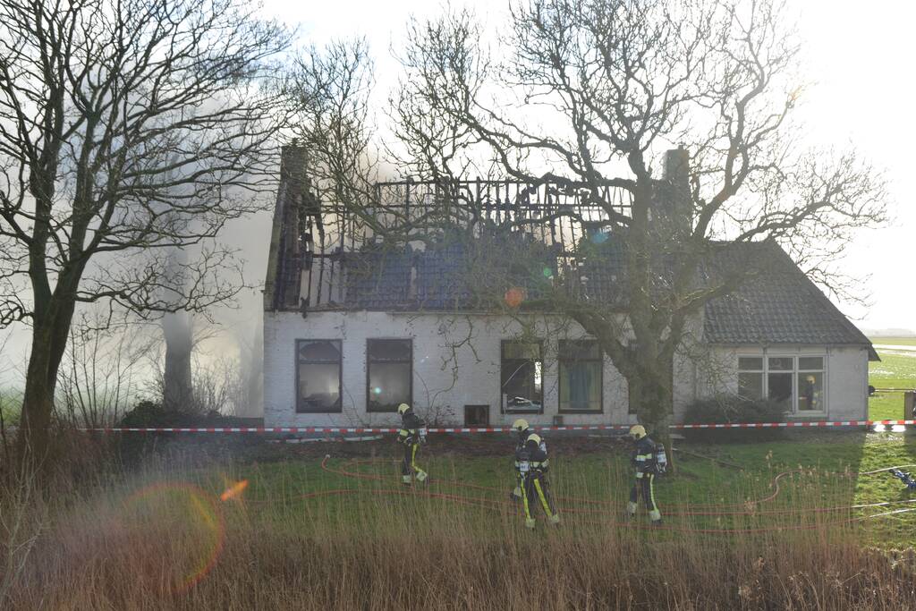 Veel rook bij dakbrand in een voormalige boerderij