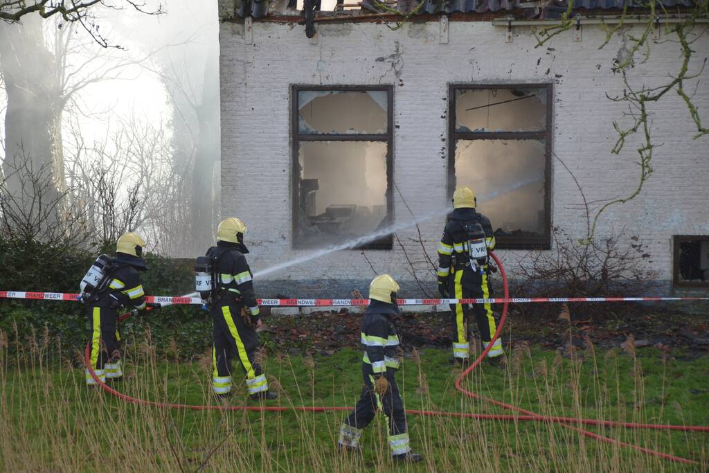 Veel rook bij dakbrand in een voormalige boerderij
