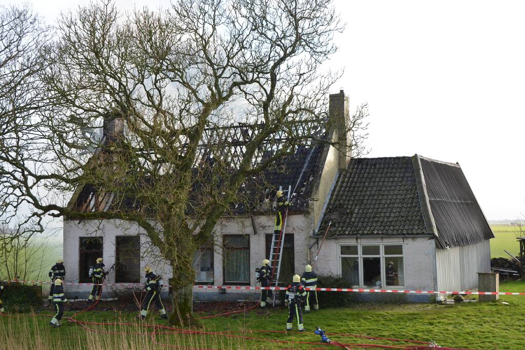 Veel rook bij dakbrand in een voormalige boerderij