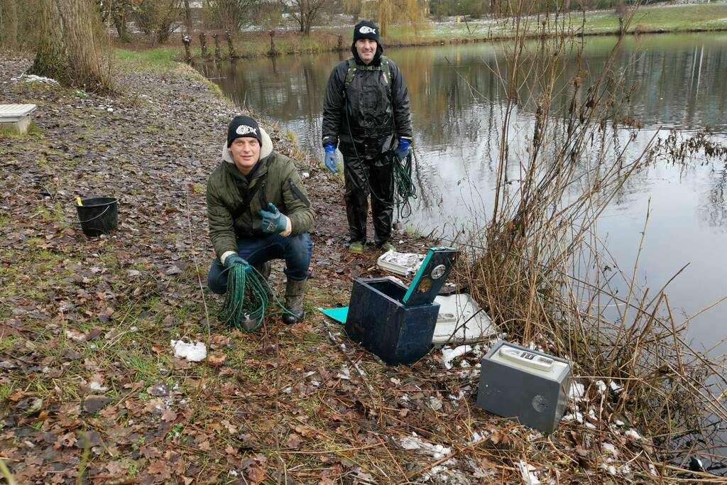Magneetvissers halen drie kluizen naar boven