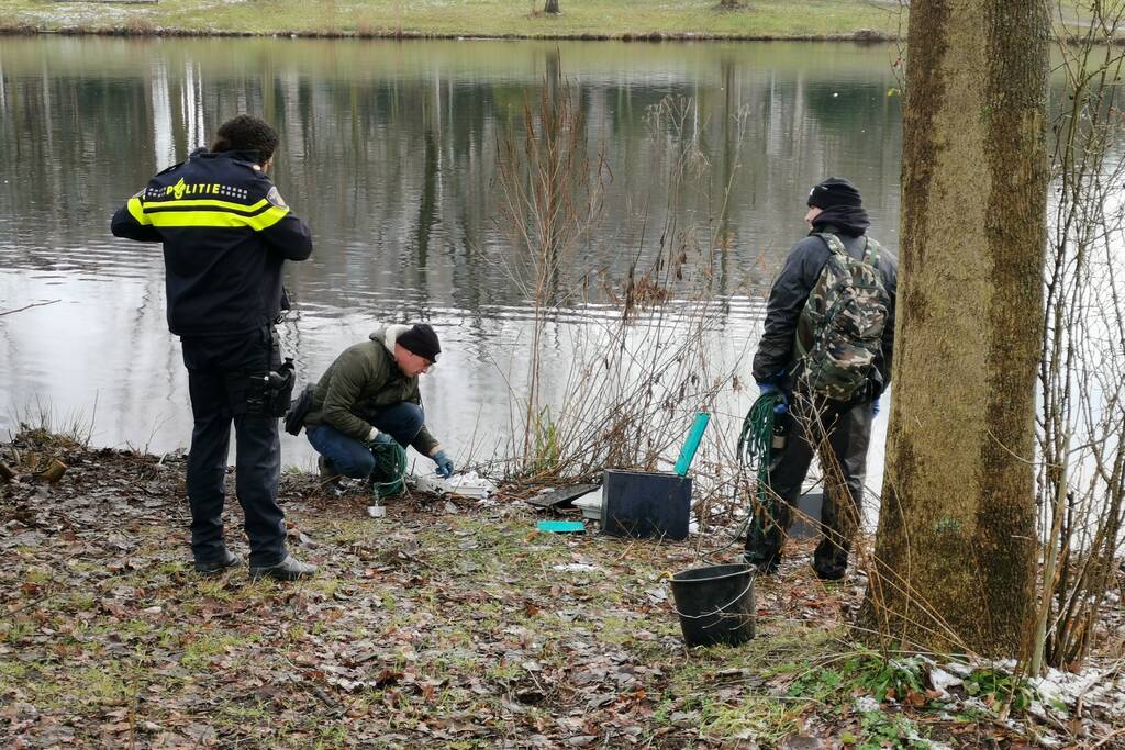 Magneetvissers halen drie kluizen naar boven