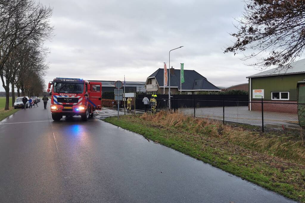 Brandweer blust afval brand bij Recquipment ICT Recycling