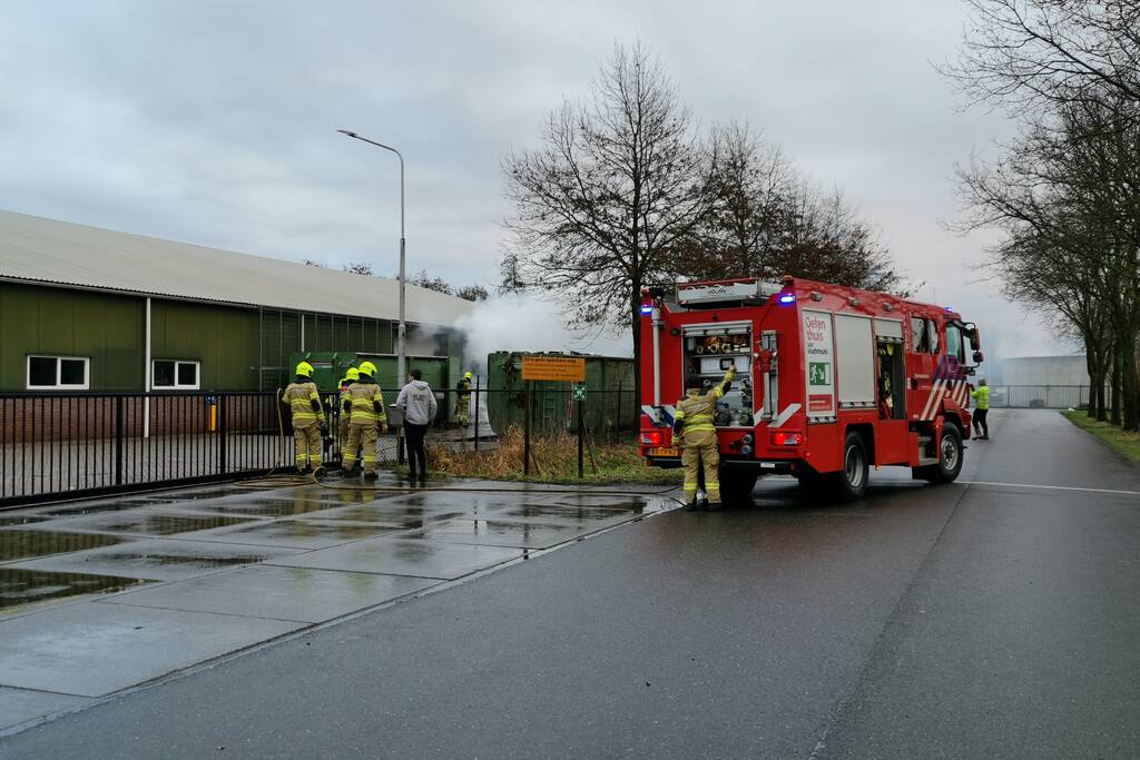 Brandweer blust afval brand bij Recquipment ICT Recycling