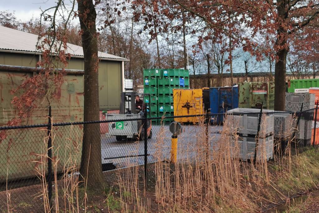 Brandweer blust afval brand bij Recquipment ICT Recycling