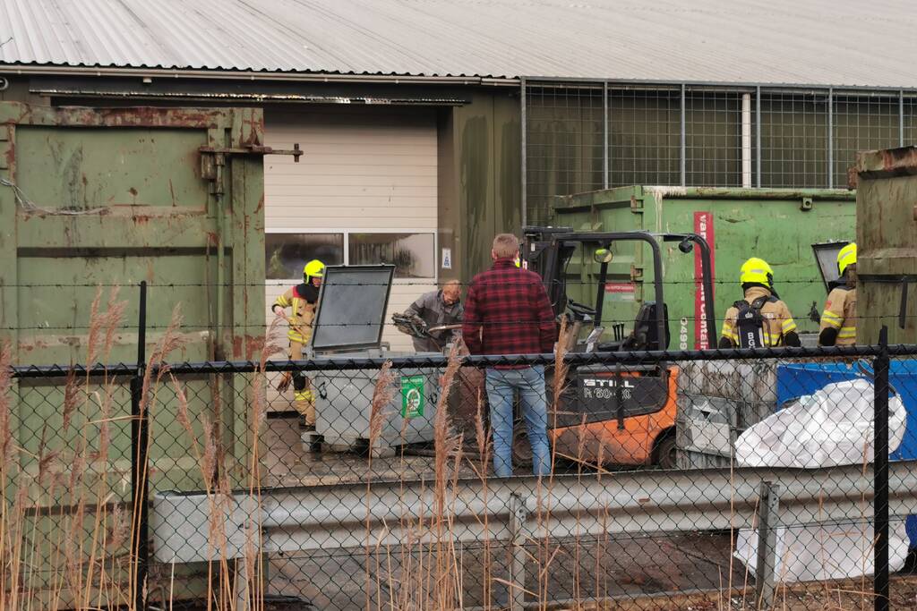Brandweer blust afval brand bij Recquipment ICT Recycling