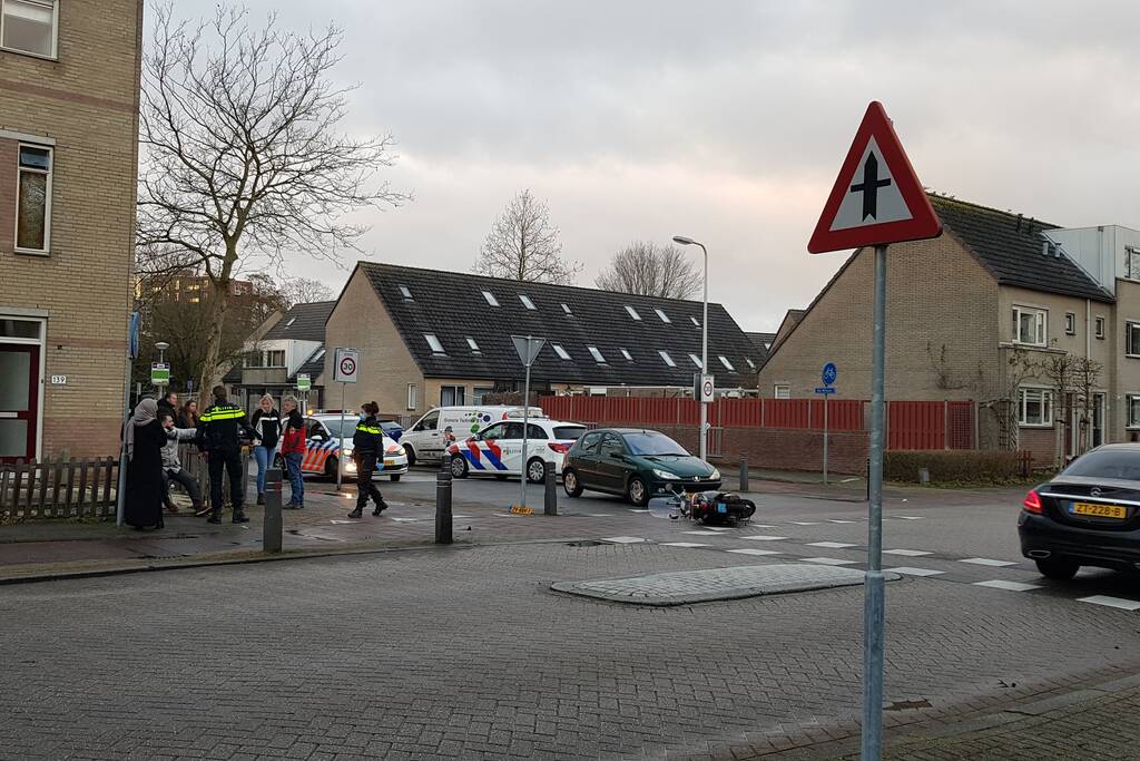 Personenauto en scooter met elkaar in aanrijding