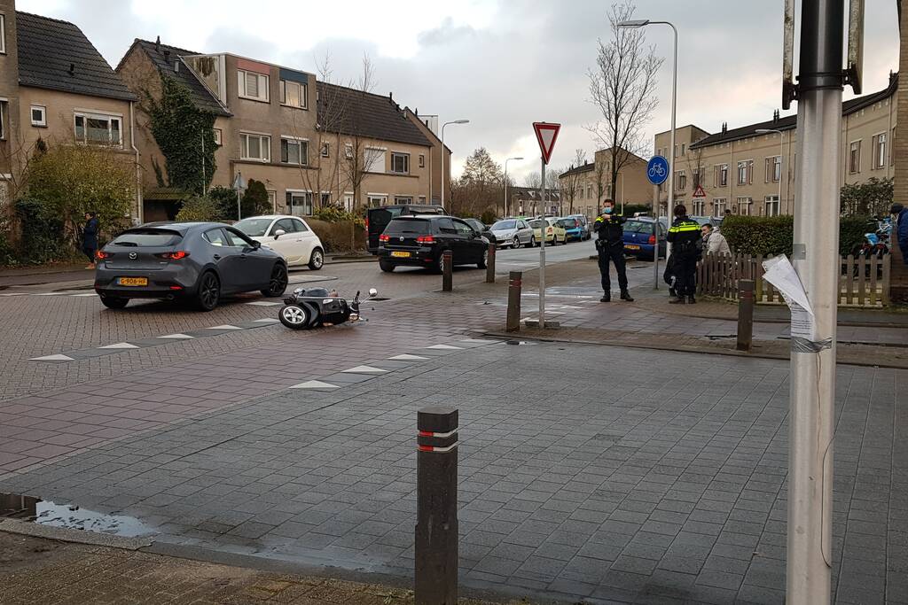 Personenauto en scooter met elkaar in aanrijding