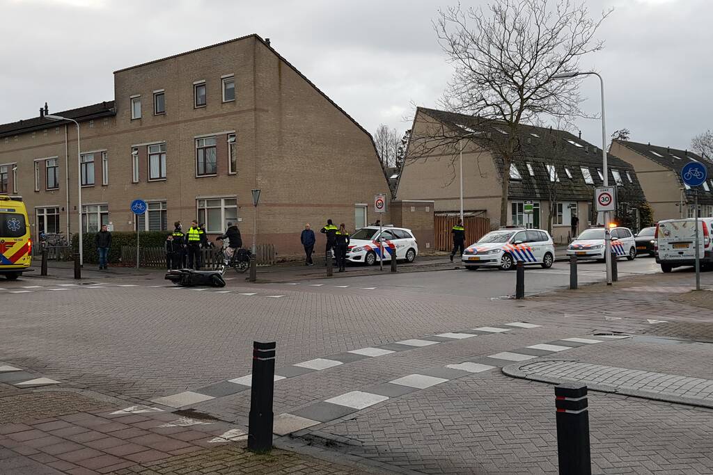 Personenauto en scooter met elkaar in aanrijding