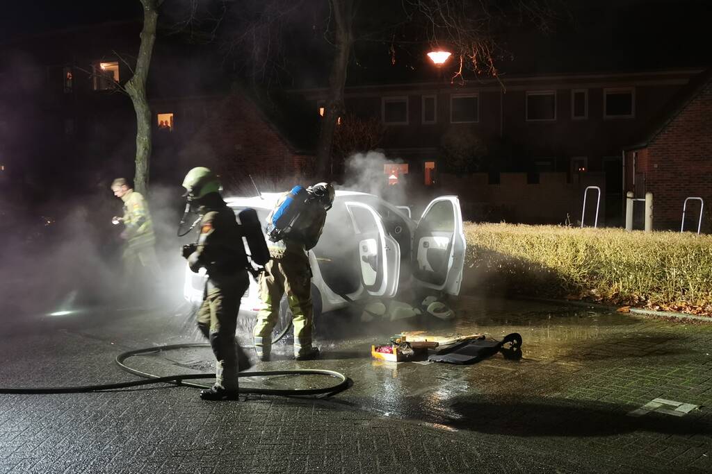 Veel rook na brand in personenauto