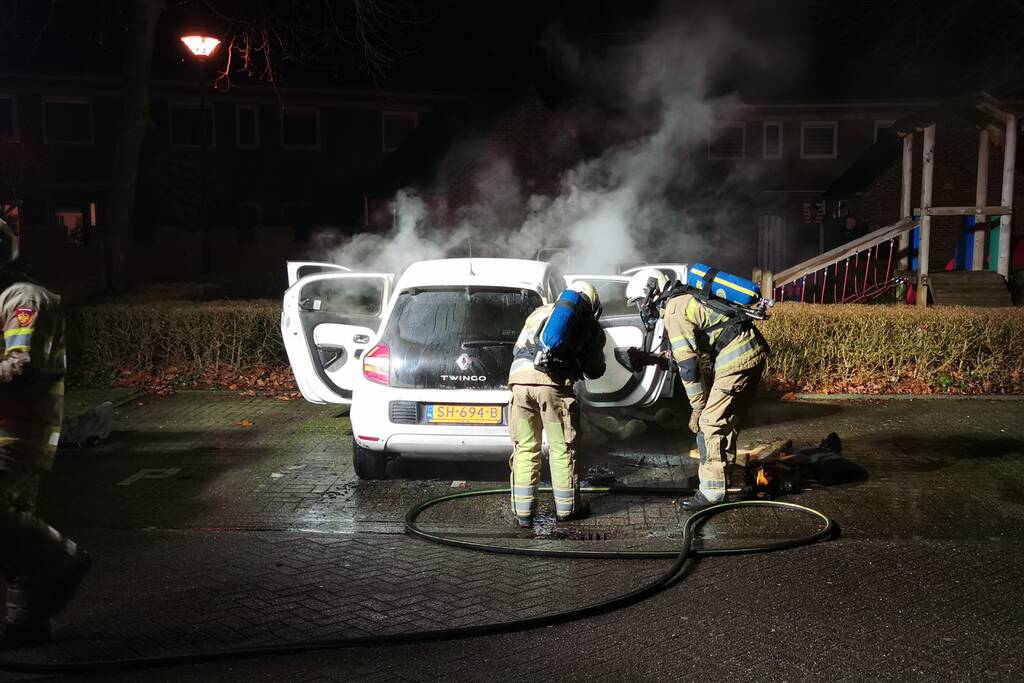 Veel rook na brand in personenauto