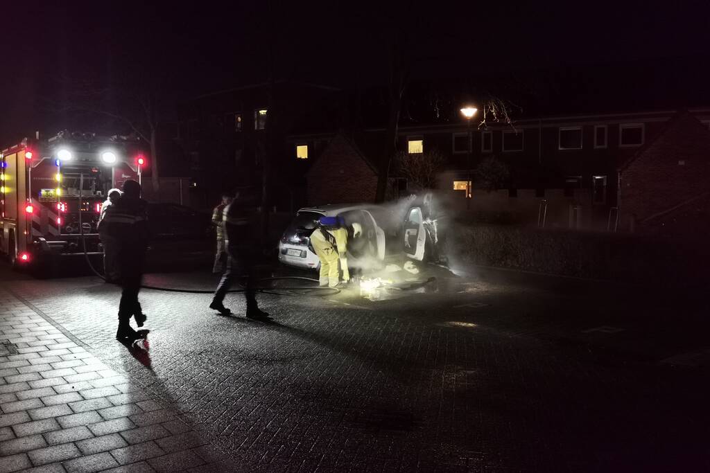 Veel rook na brand in personenauto