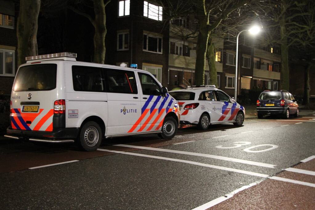 Politie valt woning binnen
