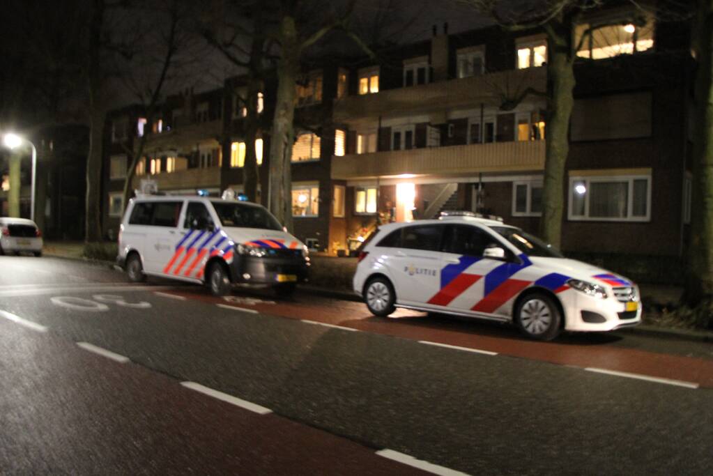 Politie valt woning binnen