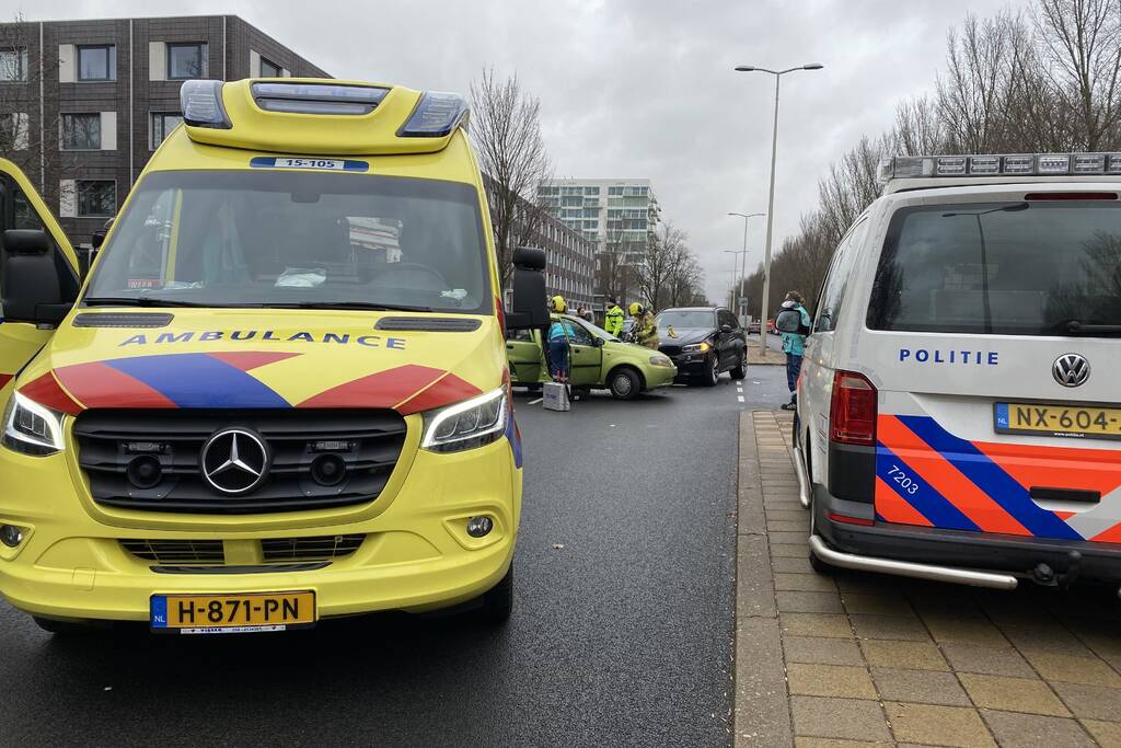 Gewonde bij aanrijding tussen twee auto's