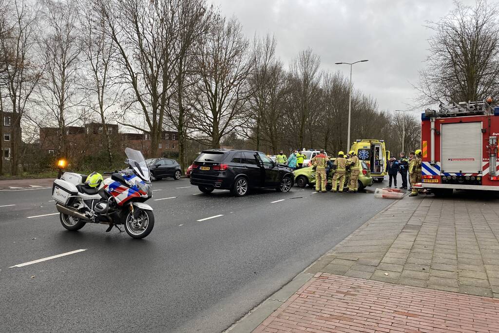Gewonde bij aanrijding tussen twee auto's